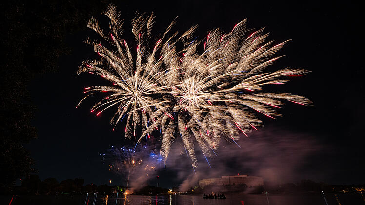 Fulminate Feuerwerk-Show beim 200. N&uuml;rnberger Volksfest