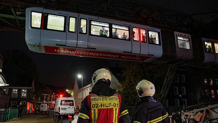 Stromausfall stoppt Schwebebahn - Feuerwehr rettet Fahrg&auml;ste