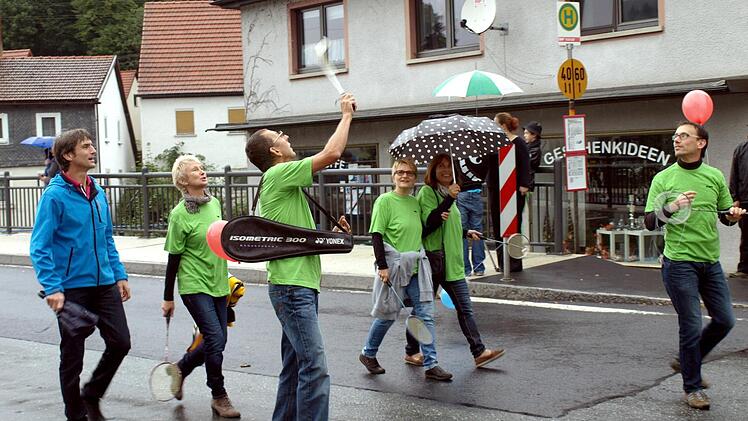 Die BAdminton-Abteilung spielte auch bei regen Foto: Susanne Deuerling
