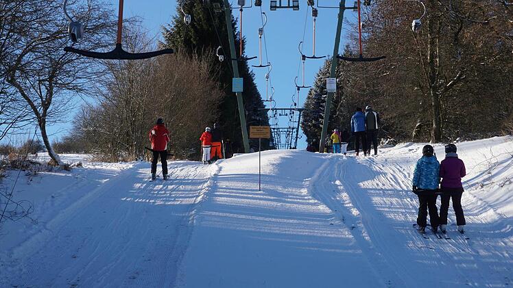 Am Dreikönigstag hat die aktuelle Skisaison am Arnsberg-Doppellift begonnen.  Foto: Marion Eckert