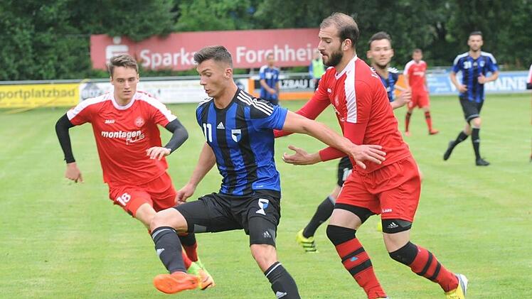 David Mai (Mitte) tanzte bei seiner Vorlage zum zwischenzeitlichen 1:1 Johannes Pex (links) und Alexandros Nikopoulos aus.