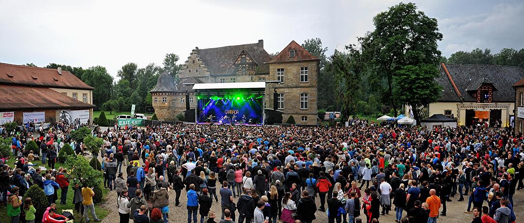 Schloss Eyrichshof: Gewitterschauer drüben die Stimmung bei den Sportfreunden Stiller