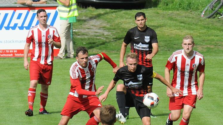 Kaum Raum zur Entfaltung hatten die Schwebenrieder im Spiel gegen den FC Fuchsstadt. Hier nehmen Philipp Pfeuffer (links) und Florian Seidl DJK-Kapitän Thomas Cäsar in die Zange. Foto: ssp