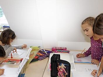 Eve Madlen Löffler (8), Katharina Graf (8), Xenia Popp (8) und Liv Seidel (9) haben sogar beim Hausaufgabenmachen ihren Spaß. Die Hausaufgabenräume sind bewusst klein gehalten, so dass sich die Schüler gut konzentrieren können. Foto: Sonny Adam
