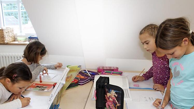 Eve Madlen Löffler (8), Katharina Graf (8), Xenia Popp (8) und Liv Seidel (9) haben sogar beim Hausaufgabenmachen ihren Spaß. Die Hausaufgabenräume sind bewusst klein gehalten, so dass sich die Schüler gut konzentrieren können. Foto: Sonny Adam