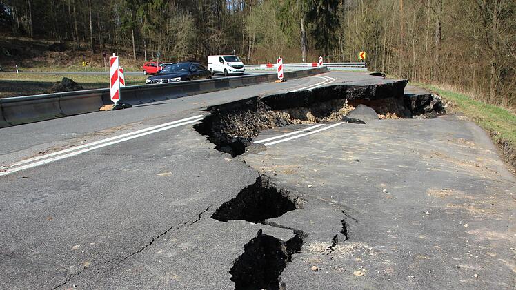 Dramatischer Anblick: Die Hälfte der ursprünglichen Fahrbahn war im Auslauf einer der Kurven am Hambach weggebrochen.  Eckehard Kiesewetter