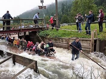 Mehr als die Hälfte der Floßfahrten mussten 2018 abgesagt werden.  Die Flöße blieben dann an der Floßlände im Trockenen. Foto: Gerd Fleischmann/Archiv