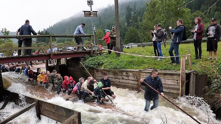 Mehr als die Hälfte der Floßfahrten mussten 2018 abgesagt werden.  Die Flöße blieben dann an der Floßlände im Trockenen. Foto: Gerd Fleischmann/Archiv
