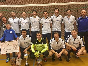 Triumph der Münnerstädter Allstars: Unser Bild zeigt (hinten, von links) Trainer Dominik Schönhöfer, Michael Knysak, Rainer Schlegelmilch, Simon Snaschel, Tobias Geis, Christoph Krell, Hans-Christian Schmitt und Manfred Back sowie (vorne, von links)  Tanja Erdmann (Sparkasse Bad Kissingen), Ahmet Coprak, Johannes Wolf, Philipp Müller und Thomas Knysak.TSV Münnerstadt