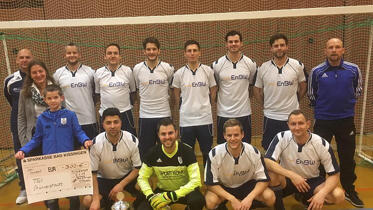 Triumph der Münnerstädter Allstars: Unser Bild zeigt (hinten, von links) Trainer Dominik Schönhöfer, Michael Knysak, Rainer Schlegelmilch, Simon Snaschel, Tobias Geis, Christoph Krell, Hans-Christian Schmitt und Manfred Back sowie (vorne, von links)  Tanja Erdmann (Sparkasse Bad Kissingen), Ahmet Coprak, Johannes Wolf, Philipp Müller und Thomas Knysak.TSV Münnerstadt