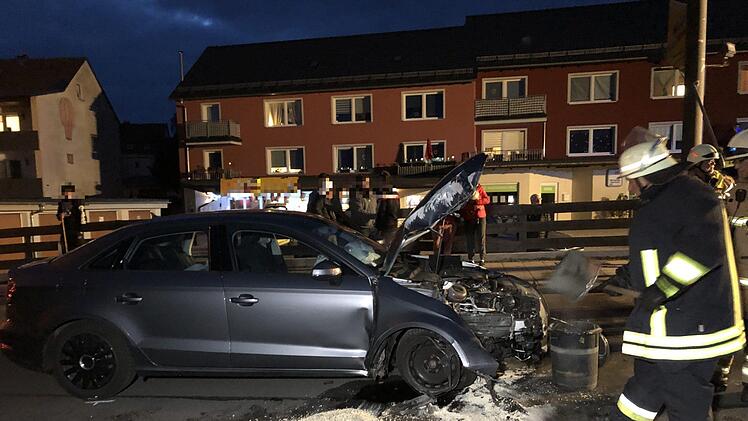 Im oberfr&auml;nkischen Hof ist ein Auto gegen eine Stra&szlig;enlaterne gekracht. Der Aufprall war offenbar so heftig, dass ein Rettungshubschrauber angefordert werden musste. Foto: Fricke/News 5