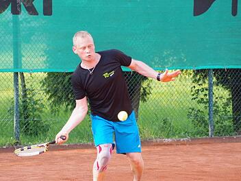 Mit dem Gewinn seines Einzels und des Doppels (mit Jörg Deuerling) verbuchte Michael Ebert (Bild) von den Herren 30 des TC Steinwiesen zwei wichtige Zähler zum knappen 5:4-Heimsieg gegen den TC Staffelstein. Dieser Erfolg verhinderte den Abstieg der Steinwiesener aus der Bezirksklasse 1.  Foto: Hans Franz