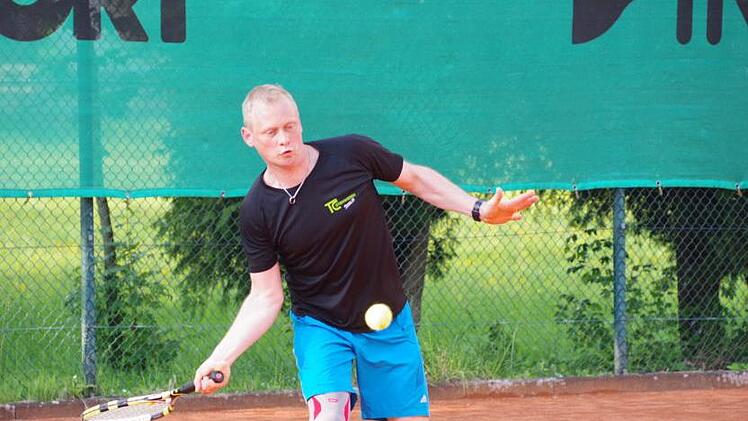 Mit dem Gewinn seines Einzels und des Doppels (mit Jörg Deuerling) verbuchte Michael Ebert (Bild) von den Herren 30 des TC Steinwiesen zwei wichtige Zähler zum knappen 5:4-Heimsieg gegen den TC Staffelstein. Dieser Erfolg verhinderte den Abstieg der Steinwiesener aus der Bezirksklasse 1.  Foto: Hans Franz