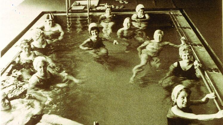Von 1976 bis 1985 badeten die Besucher des Thermalbades in diesem provisorischen Becken. Foto: Archiv Obermain-Therme
