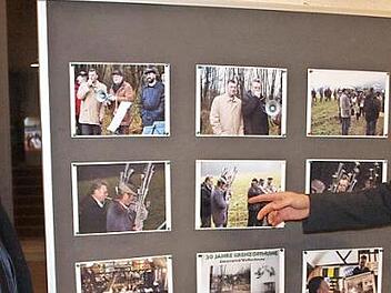 Erinnerungen an die Grenzöffnung vor 30 Jahren werden durch eine Ausstellung im Foyer des Rödentaler Rathauses wach, die die BRK-Bereitschaft Froschgrund auf die Beine gestellt hat. Die Bilder lassen Bereitschaftsleiter Udo Hoppe, Landrat Sebastian Straubel, Bürgermeister Marco Steiner und stellvertretende Bereitschaftsleiterin Yvonne Schüppler (von links) auf sich wirken.  Foto: Martin Rebhan