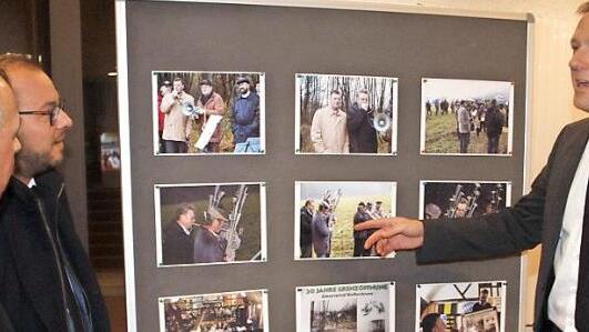 Erinnerungen an die Grenzöffnung vor 30 Jahren werden durch eine Ausstellung im Foyer des Rödentaler Rathauses wach, die die BRK-Bereitschaft Froschgrund auf die Beine gestellt hat. Die Bilder lassen Bereitschaftsleiter Udo Hoppe, Landrat Sebastian Straubel, Bürgermeister Marco Steiner und stellvertretende Bereitschaftsleiterin Yvonne Schüppler (von links) auf sich wirken.  Foto: Martin Rebhan