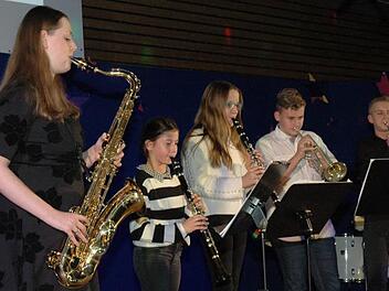 Das Bläserensemble der Realschule CO II leitete das Weihnachtskonzert mit seinem instrumentalen Spiel ein.Edwin Meißinger