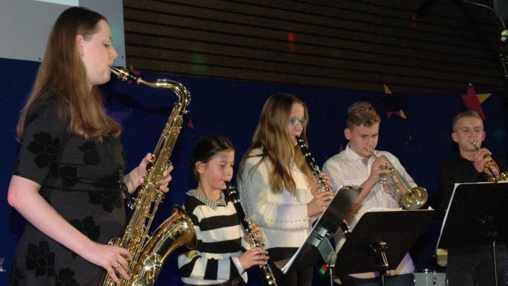 Das Bläserensemble der Realschule CO II leitete das Weihnachtskonzert mit seinem instrumentalen Spiel ein.Edwin Meißinger