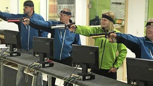 Die Ludwigsstadter Schützen sicherten sich in der Gauoberliga mit der Luftpistole die Meisterschaft: (v. l.) Heiko Lipfert, Alexander Harnisch, Sarah Lipfert und Stefan Heyder.  Foto: Frank Ziener