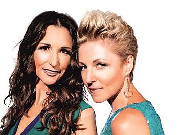 Die  "Geschwister Hofmann"  -  Anita und Alexandra Hofmann -  stehen  in Bad Brückenau auf der Bühne. Foto: Lothar Böhler