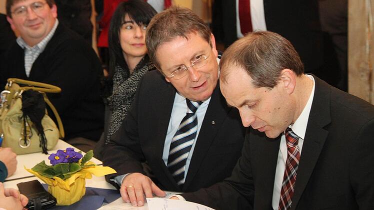 Henry Schramm und Jörg Kunstmann - Zweite von links seine Frau Nicole - gehen noch mal die Rede des Kulmbacher Kandidaten durch.