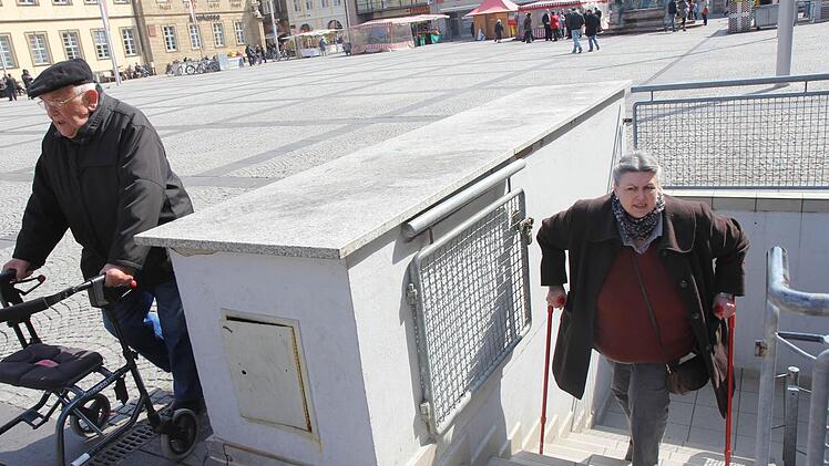 Einen Aufzug gibt es im Karstadt-Parkhaus nicht.