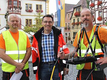Die Bayernwerk AG, hier vertreten durch Klaus Landwehr (Bildmitte), legt die Prüfung der Gasleitung in die Hände der Rohrnetzprüfer Ingo Kermbach und Jens Glüheisen.  Fotos: Nina Grötsch