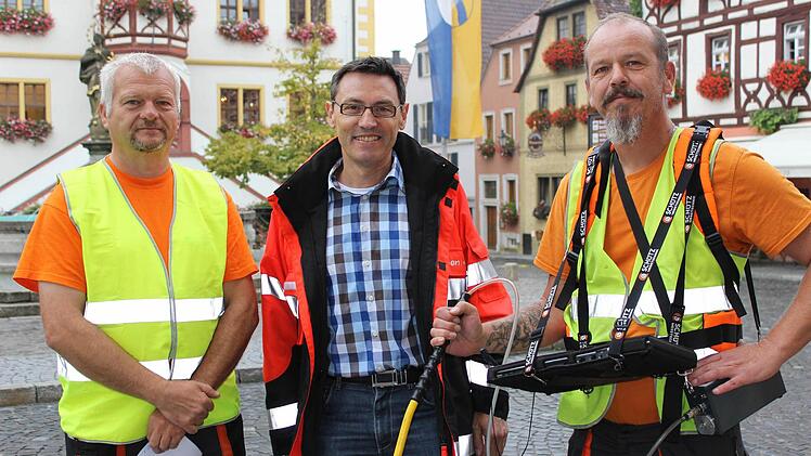 Die Bayernwerk AG, hier vertreten durch Klaus Landwehr (Bildmitte), legt die Prüfung der Gasleitung in die Hände der Rohrnetzprüfer Ingo Kermbach und Jens Glüheisen.  Fotos: Nina Grötsch