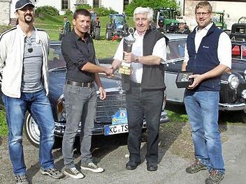 Pokalübergabe an die Sieger beim Bierdorf-Classic-Cup auf der Kerwa in Weißenbrunn mit (von links) Holger Sünkel, Mario Delia, Gerhard Moser und Zweitem Bürgermeister Michael Bohl Foto: K.- H. Hofmann