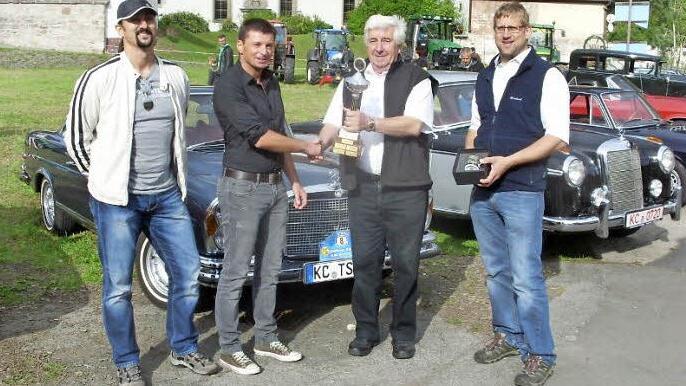 Pokalübergabe an die Sieger beim Bierdorf-Classic-Cup auf der Kerwa in Weißenbrunn mit (von links) Holger Sünkel, Mario Delia, Gerhard Moser und Zweitem Bürgermeister Michael Bohl Foto: K.- H. Hofmann