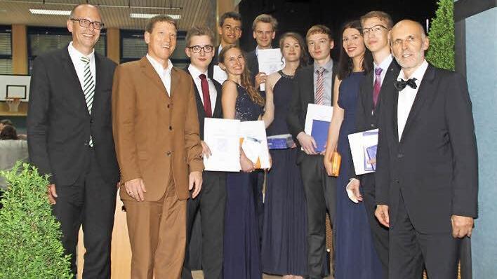 Die Besten ihres Jahrgangs, die sich über eine besondere Auszeichnung freuen durften mit (v. li.) Landrat Christian Meißner, dem stellvertretenden Schulleiter Hubert Gehrlich und Schulleiter Stefan Völker (re.)