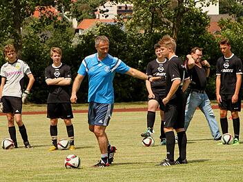 U16-Nationaltrainer Christian Wück gibt den Nachwuchscoaches wertvolle Tipps.