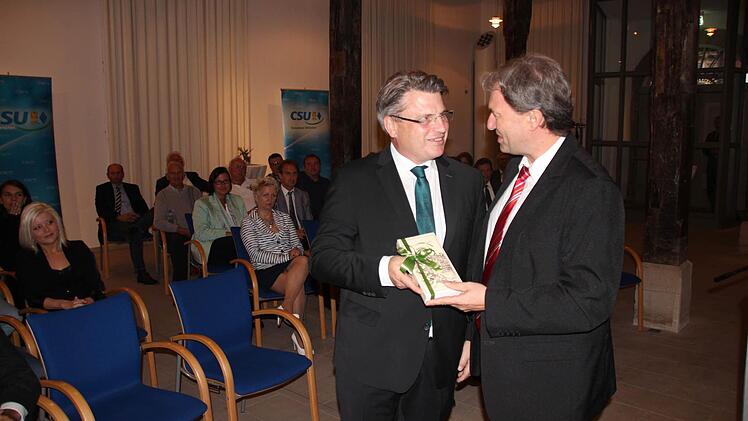 Klaus Löffler (rechts) bedankte sich mit Kronacher Pralinen bei Winfried Bausback.  Foto: Friedwald Schedel