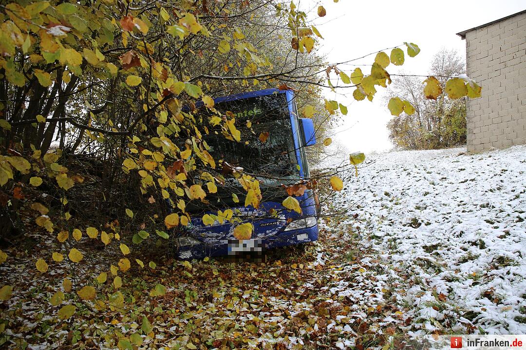 Schulbusunglück bei erstem Schnee – Bus rutscht 300 Meter den Hang hinab – Kinder zum Glück keine im Bus