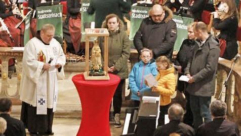 Herbergssuche in der Basilika Marienweiher: Mit einer kurzen Andacht während des Adventskonzerts des Musikvereins Stadtsteinach wurde eine geweihte Marienstatue weitergegeben. Foto: Klaus Klaschka