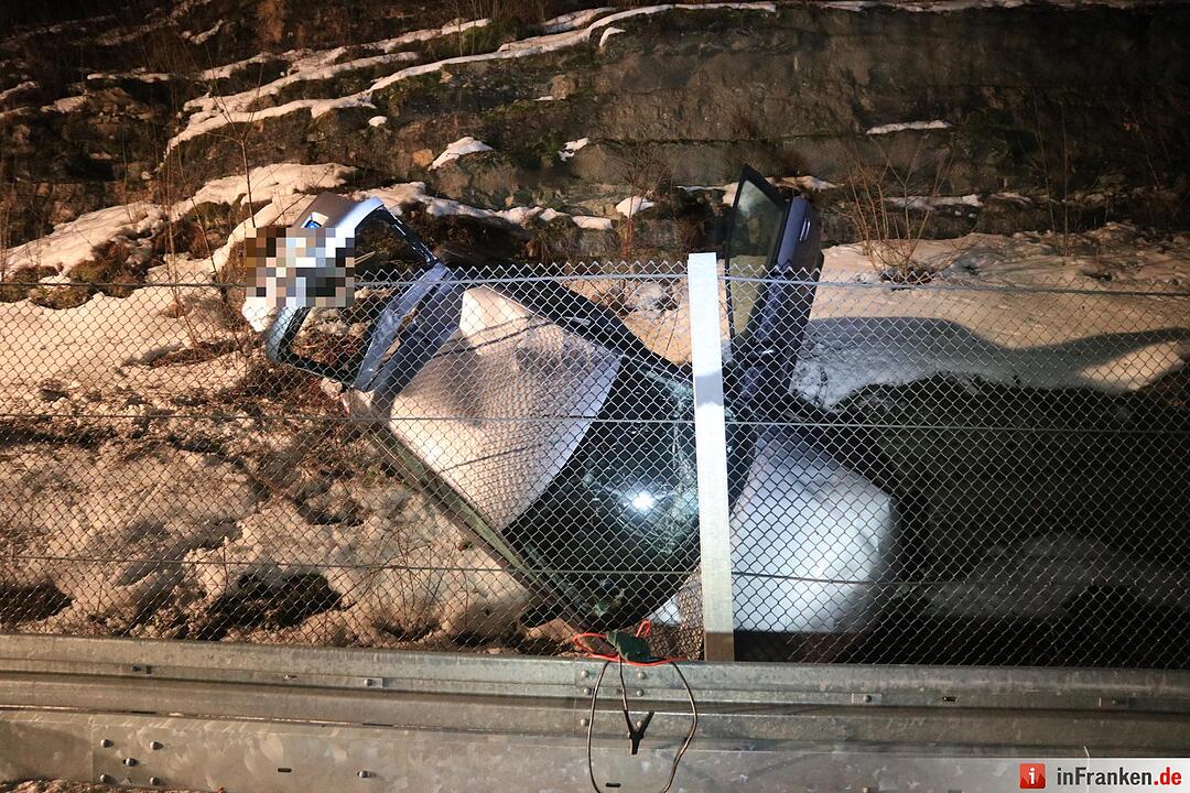 Audi A3 zwischen Fels und Steinfangzaun eingeklemmt - Beide Insassen nur leicht verletzt
