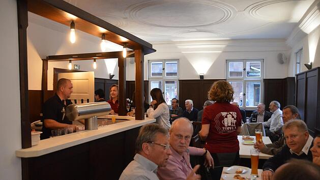 Zur Er&ouml;ffnung war das T&ouml;pfla proppenvoll.  Foto: Elias Pfann