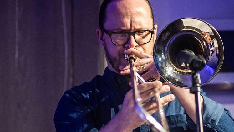 Samuel Torres (Congas) und Bruno Böhmer Camacho am Flügel gastierten mit musikalischen Mitstreitern bei "Leise am Markt" in Coburg.Foto: Jochen Berger