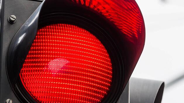 Kulmbach: Lkw-Fahrsch&uuml;ler f&auml;hrt einfach &uuml;ber rote Ampel - Polizei hat schnell einen Verdacht
