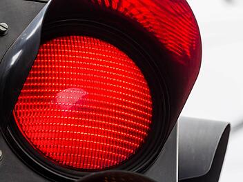 Kulmbach: Lkw-Fahrschüler fährt einfach über rote Ampel - Polizei hat schnell einen Verdacht