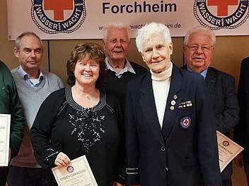 Heinrich Kattenbeck (60 Jahre Mitgliedschaft), Ernst Hacker (40 Jahre Mitgliedschaft), Diana Diegel (40 Jahre Mitgliedschaft), Manfred Br&uuml;ger (50 Jahre Mitgliedschaft), Christine R&uuml;hl (60 Jahre Mitgliedschaft), Peter Klinner (60 Jahre Mitgliedschaft) und Vorsitzender Richard Reickersdorfer (v. l.) bei der Mitgliederehrung Foto: privat