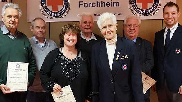 Heinrich Kattenbeck (60 Jahre Mitgliedschaft), Ernst Hacker (40 Jahre Mitgliedschaft), Diana Diegel (40 Jahre Mitgliedschaft), Manfred Br&uuml;ger (50 Jahre Mitgliedschaft), Christine R&uuml;hl (60 Jahre Mitgliedschaft), Peter Klinner (60 Jahre Mitgliedschaft) und Vorsitzender Richard Reickersdorfer (v. l.) bei der Mitgliederehrung Foto: privat