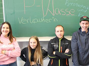 Lina Potsch (von links) und Viktoria Kleine besuchen die Praxisklasse an der Kliegl-Mittelschule, Christian Rose und Stéphan Cailloux haben es schon geschafft. Foto: Benedikt Borst