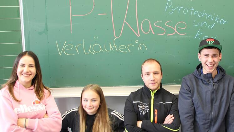 Lina Potsch (von links) und Viktoria Kleine besuchen die Praxisklasse an der Kliegl-Mittelschule, Christian Rose und Stéphan Cailloux haben es schon geschafft. Foto: Benedikt Borst