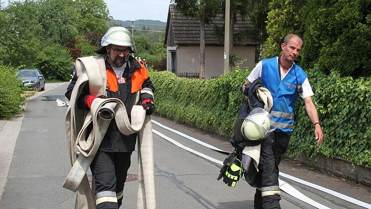 Die Feuerwehr konnte ein Übergreifen der Flammen auf die Häuser verhindern.Sonny Adam