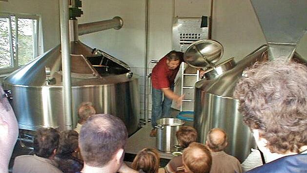 Besucher k&ouml;nnen sich &uuml;ber die Herstellung von Schnaps informieren.