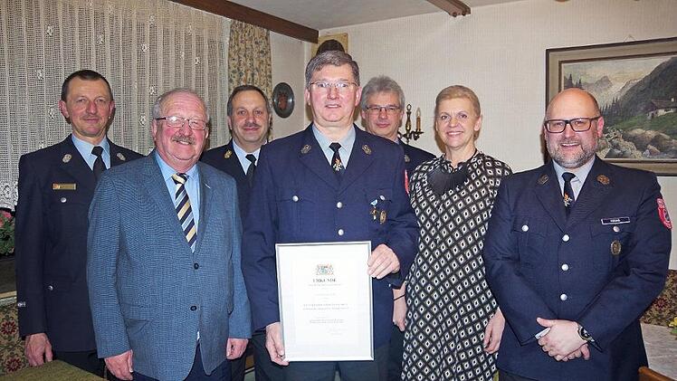 Hermann Dietz (Mitte) wurde mit dem Staatlichen Ehrenzeichen in Gold ausgezeichnet. Darüber freuen sich (von links) KBM Markus Wachter, stellvertretender Landrat Bernd Steger, KBI Frank Fischer, 1. Kommandant Uwe Neder, Bürgermeisterin Susanne Grebner und 1. Vorsitzender Oliver Haag.  Foto: Heike Schülein
