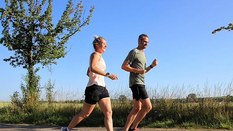 Jasmin ("Jassi") und Bernd Lindner lieben das Laufen. Da aktuell keine Massenveranstaltungen wie Marathons  stattfinden dürfen, haben sie einen Weg gefunden, sich virtuell mit anderen Läufern zu messen und auszutauschen. Diana Fuchs