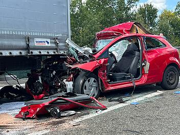 T&ouml;dlicher Verkehrsunfall: Auto kracht in Lastwagen