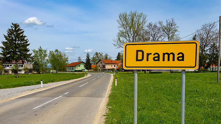 Slowenien Drama Sentjernej &Scaron;entjernej Dolenjska Unterkrain JugovzhodnaSlovenija Ortseingangsschild Ortsschild Landstra&szlig;e Dorf Verkehrsschild Tempolimit Verkehrsregeln Autourlaub Europa Roadtrip Bu&szlig;geld Ausland Kontrolle Blitzer Polizei Kamerakontrolle Vignette digitaleVignette Maut Kennzeichen Reiseplanung Navi Routenplanung Autofahren Urlaub Transitstrecke l&auml;ndlich Weiler DolenjaGomila Otok Schilder beachten